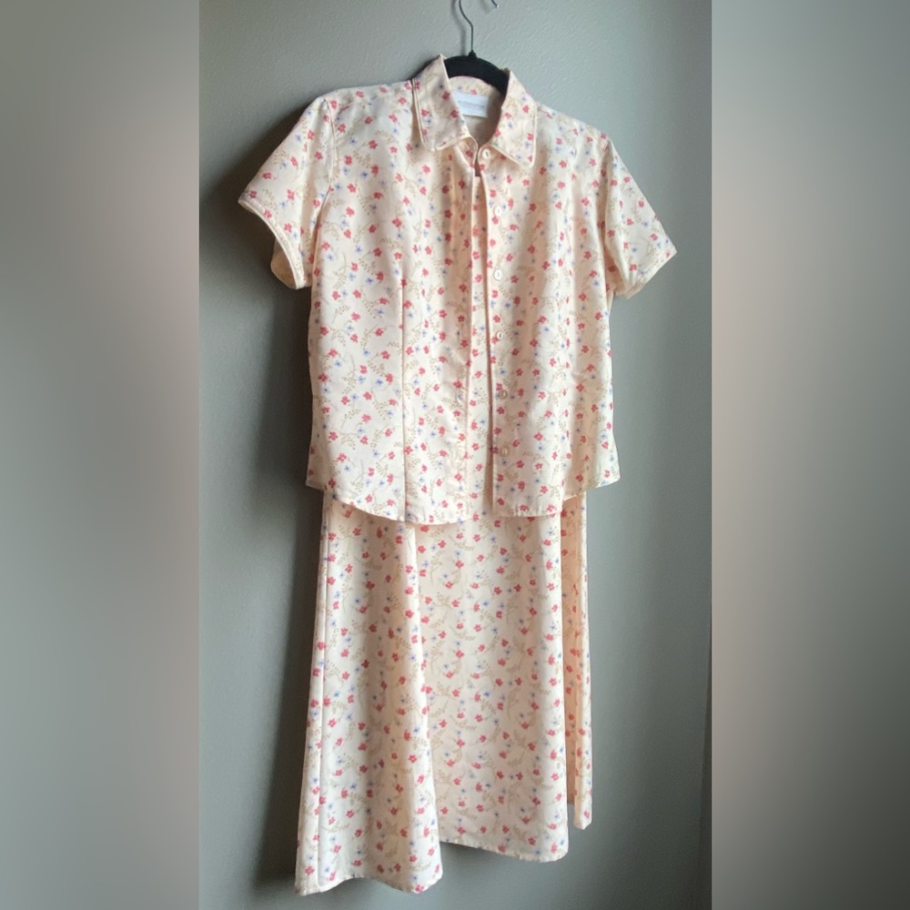 Vintage Liz Claiborne Lizsport Petite, Floral Skirt & Shirt set, Cream, Size 6P.